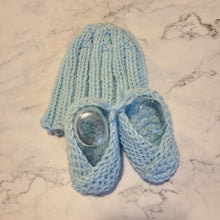 Load image into Gallery viewer, Baby Beanie &amp; Bootie Set
